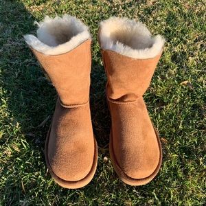 UGG 🔴 Bailey button In Chestnut